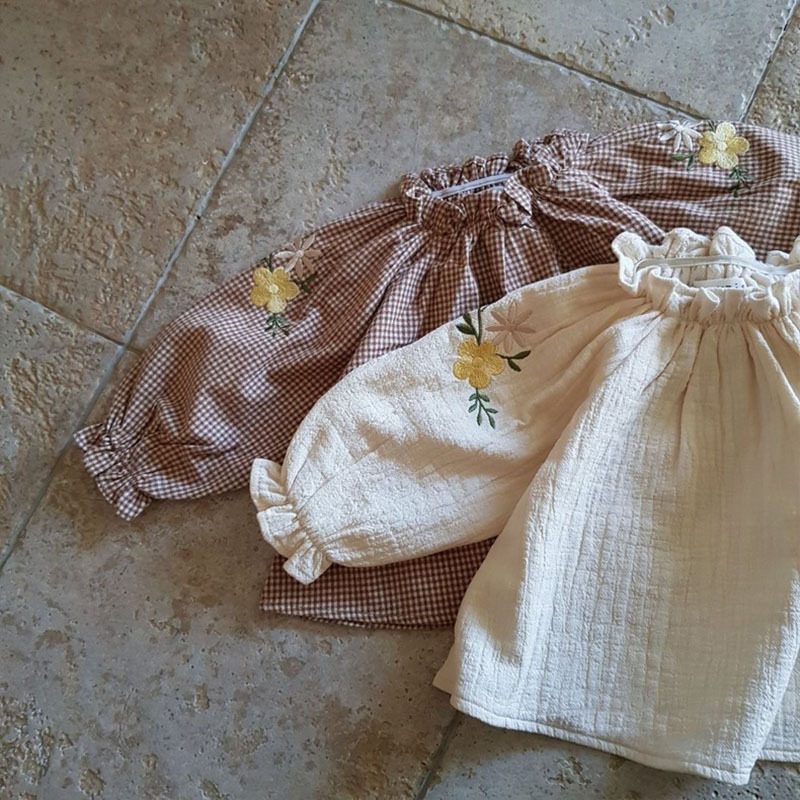 秋新作　レトロ風　子供服　花柄　刺繍シャツ　ダック襟　長袖Tシャツ　ゆったり　麻色　トップス