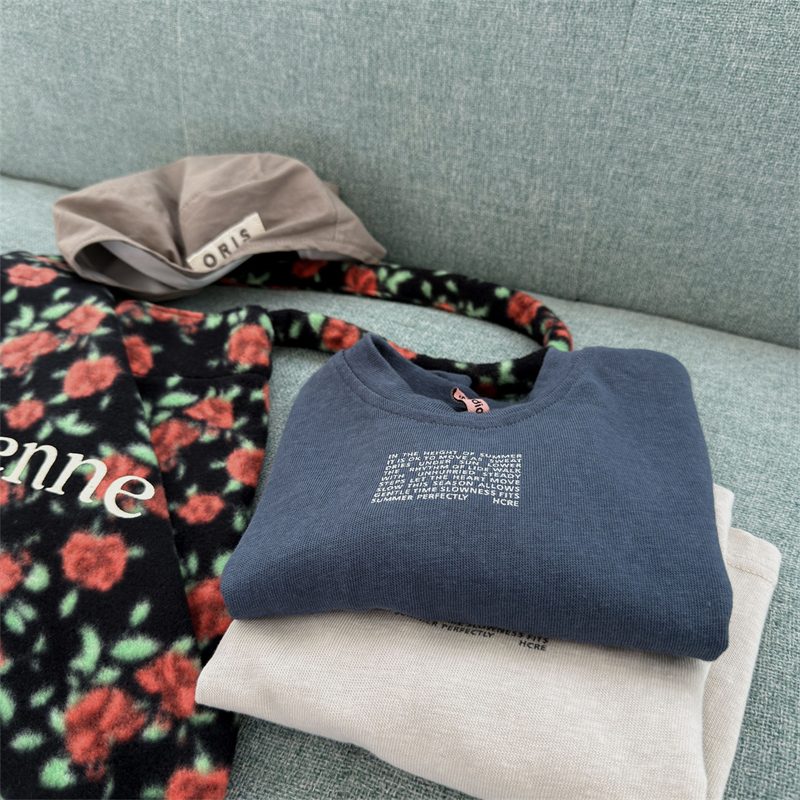 秋新作　子供服　キッズ　英字　プリント　長袖Tシャツ　トレーナー　カジュア　春秋用　トップス　2色